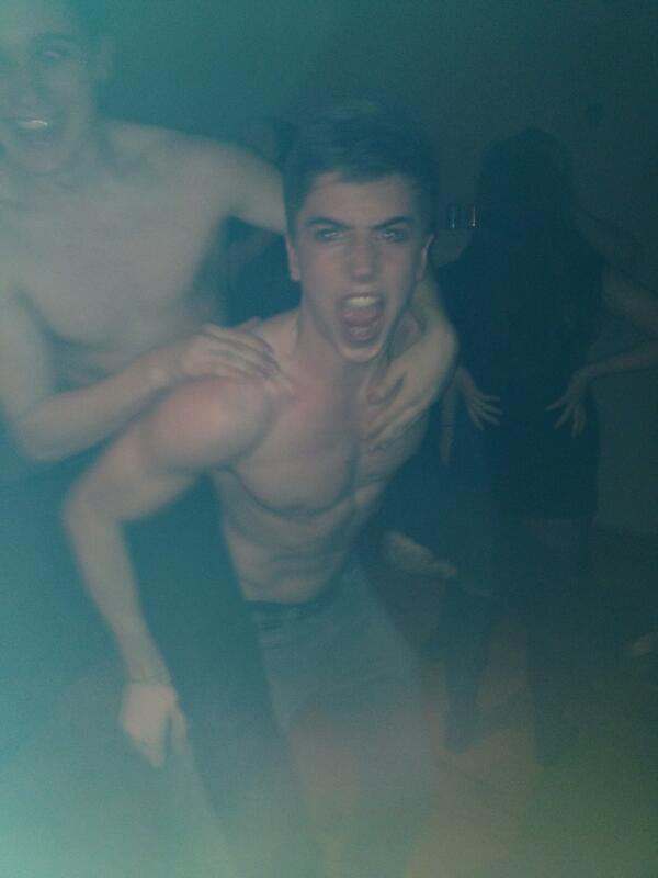 d_esiree_______'s tweet image. Gay sex is real don&apos;t be ashamed girl own that pony tail work that up do #seamusbailey? #sipapi