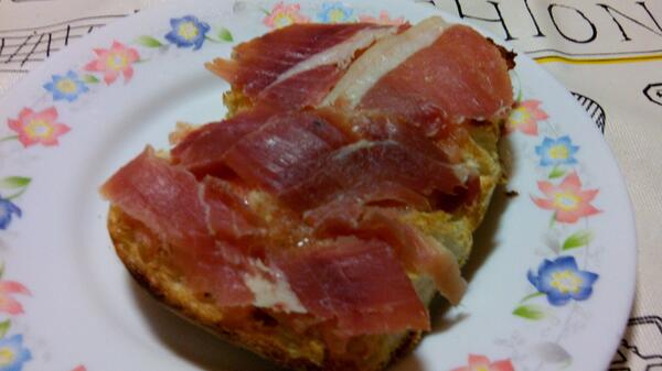 IsiHR3's tweet photo. Cogiendo fuerzas para jugar esta mañana con @DaniManza10 @BlasPulpi @Fifetin #padel http://t.co/fW4Ztq4dF7