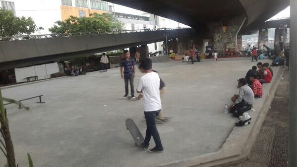 skateparkBDG's tweet photo. Dr anak kecil sampe nenek2 semua kumpul disini.. cc: @Taman_Jomblo @bdg_juara @ridwankamil http://t.co/lKSXCzaceE