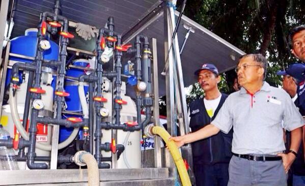 Mengecek kesiapan  alat utk mengelola air banjir jd air yg layak dikonsumsi. <a href="/palangmerah/">Indonesian Red Cross</a> @asliDemak