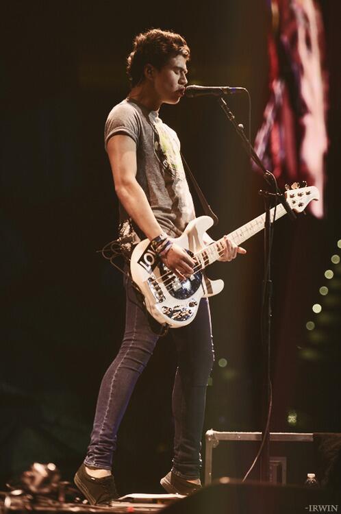 AshtonRPG's tweet photo. HAPPY BIRTHDAY @Calum5SOS http://t.co/ommXxs0Dn8