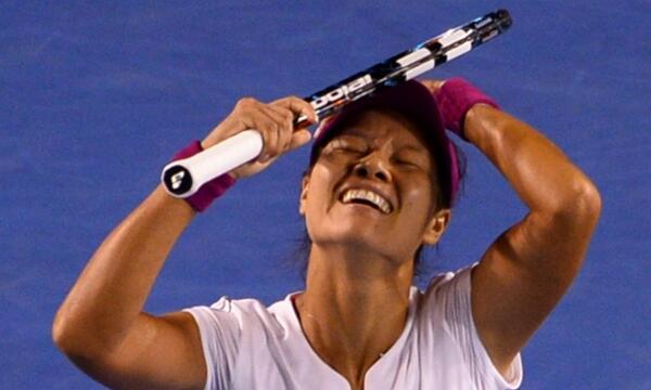 BuzzingFreeBees's tweet photo. Congrats Li Na for winning with such a stunning victory! #thirdtimelucky #luckyhusband #AusOpen #funniestspeechever http://t.co/beaN0eZcFe
