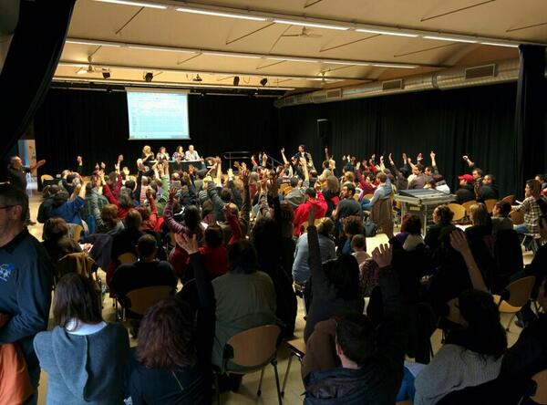 AssemDocentBCN's tweet photo. L'Assemblea de Docents decideix donar per finalitzat el recull de qüestionaris de la consulta http://t.co/ae9JQQOf1n