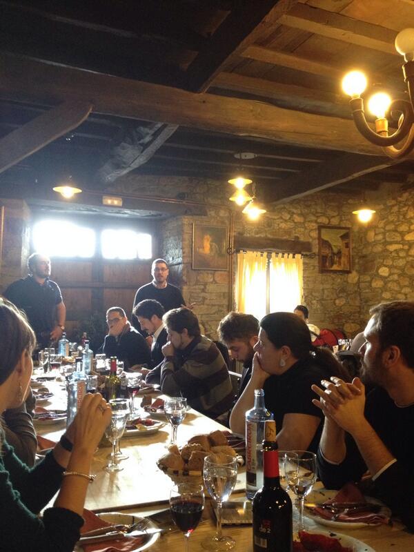 Juanpas9's tweet photo. @juanmagcolinas el #plumillaberciano en la presentación de la comida de la #ciberbotillada2014 en @LaMoncloaBierzo http://t.co/8HXlJeQxAZ