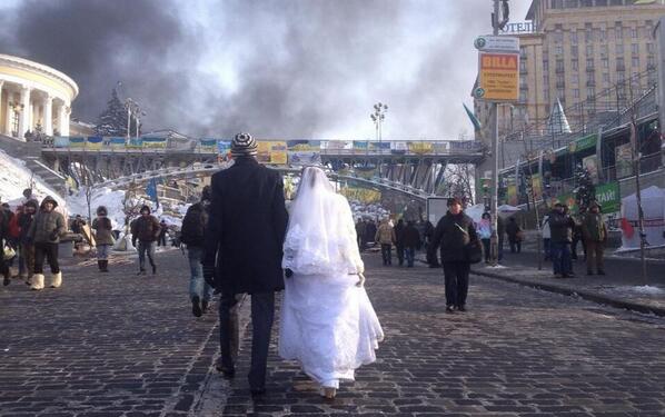 BBCWorld's tweet photo. Nice day for a white wedding - newlyweds take to #Kiev barricades - via @_DuncanC http://t.co/nR4KXDK87B http://t.co/uQyb2Es4vB