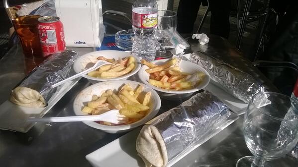 JenniferutielM's tweet photo. Vamos a coger fuerzas para el estudio @sandrafajardo94  @Masairis http://t.co/Zt1X7oWbq1