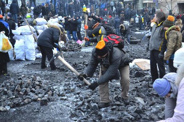 #Kyiv protesters break apart pavement for bricks to use against police.  via @evromaidan #euromaidan