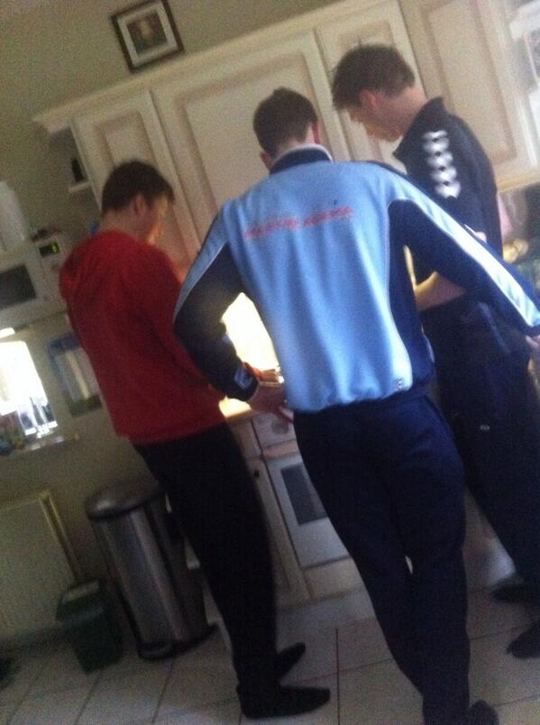 xkimdoei's tweet image. Keukenprincesjes na het voetballen. @daanBeumer @ardwin @JARCOSTiP 🍳