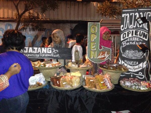 bragaculinary's tweet photo. Ada juga macem macem jajanan jadul (opieun baheula) di #BragaCulinaryNight http://t.co/uvvw4Cg31l