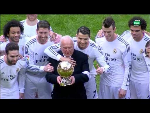 marca's tweet photo. El gesto humano de CR7 de invitar a Herrerín - delegado de campo- a la foto con el Balón de Oro: http://t.co/M2kgkM1wdO