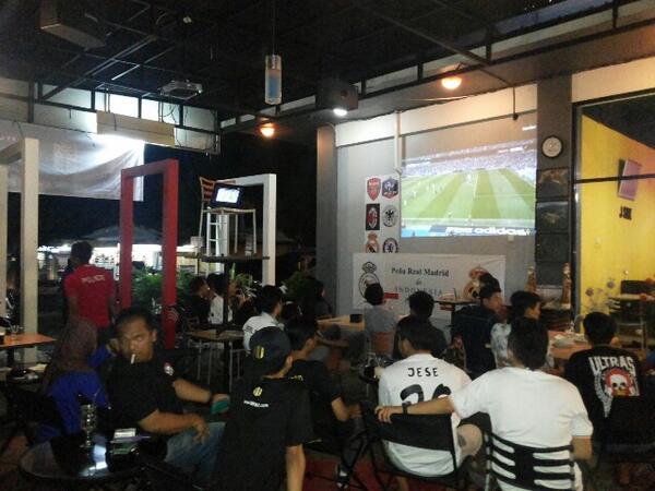 MadridPadang's tweet photo. #MadridPic Suasana Nomad @Madrid_IndoPDG Real Madrid vs Granada di @J_SIXcafe di Sponsori oleh @W88INDO http://t.co/P59q08kSay