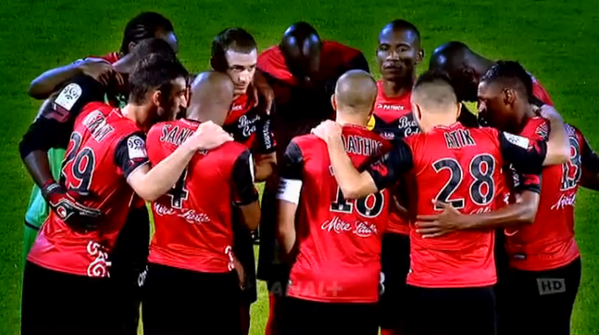 canalplus's tweet photo. 22 joueurs, 7000 habitants, 18000 spectateurs et vous : coup d'envoi de @EAG_Officiel/@PSG_inside ! #GuingampCapitale http://t.co/S3VKXAuDp2