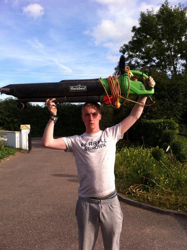 ThingsOnMyHead0's tweet photo. Leaf blower http://t.co/CUH7N9yRn6
