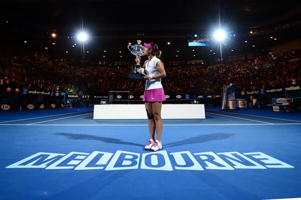 LiNa_Official's tweet photo. #LiNa finally did it! Li won her second Grand Slam Tittle, this time at Melbourne http://t.co/gRbNtdiRkR