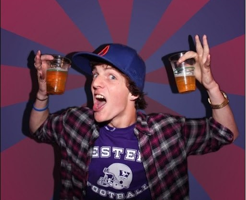 студент с пивом. мемы про бедных студентов. типичный студент. типичный студент. логотип петровского колледжа.