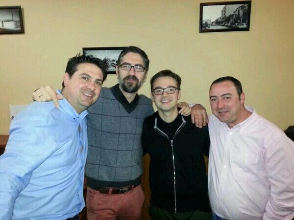 Bule_Bar's tweet photo. El #sabadonoche se disfruta en #BuleBar de la mano de cuatro grandes entre ellos @kalero44 
#feliznoche amigos !! http://t.co/GVg4vcJ4mf