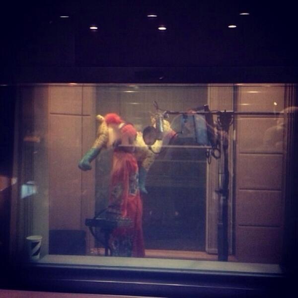 yg_instagram's tweet photo. سي ال: تحققوا من هذه السيدة المجنونة في الاستيديو معي http://t.co/aNqGcSVxkn