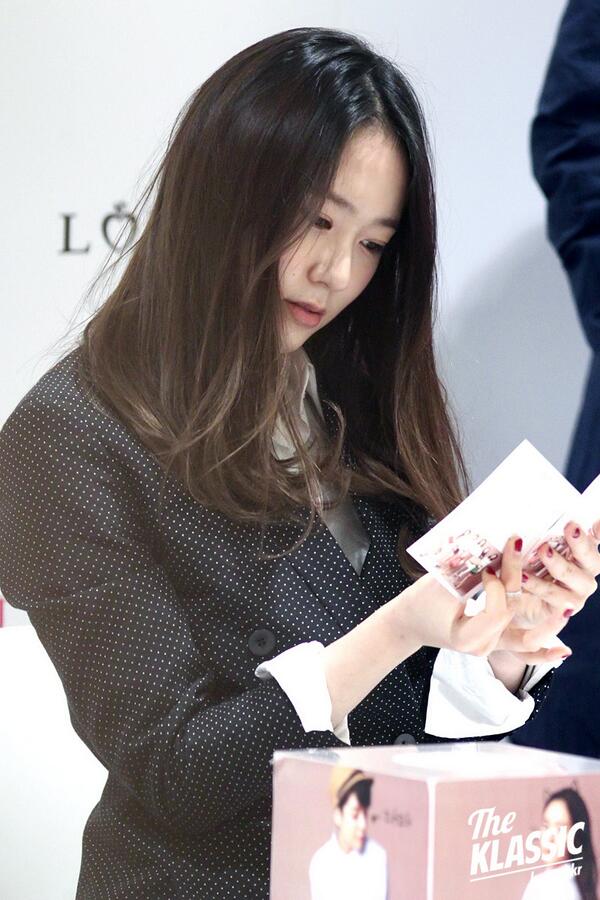 talQjx_'s tweet photo. “@/KrystalTHFans: 140124 f(Krystal) = LOVCAT Fansign 
(Cr.The Klassic) #2 http://t.co/rIQZqLKhxq”