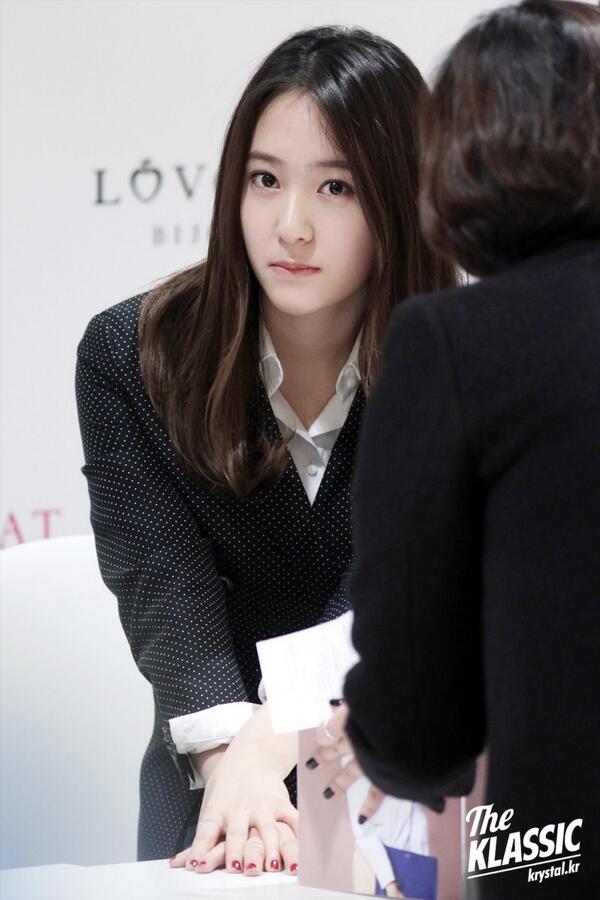 talQjx_'s tweet photo. “@/KrystalTHFans: 140124 f(Krystal) = LOVCAT Fansign 
(Cr.The Klassic) #3  น่ารักมาก ~ ♥ ซูจอง http://t.co/2lv73f46Sm”