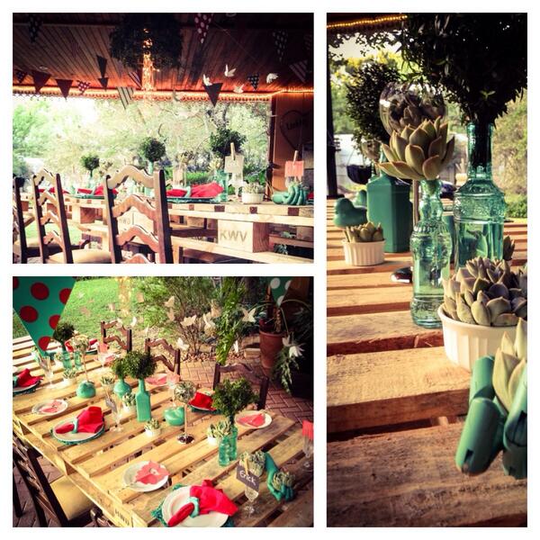 ERICK_S_art's tweet photo. The #IndigenusDesigns #ChristmasTable this year. #original #christmastakeover #Magic #Garden http://t.co/5CMabQZC5j