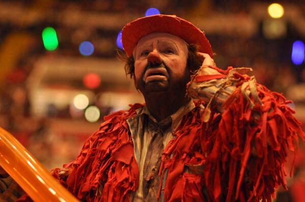ClownPix's tweet photo. Stinky Cleensoot distraught after losing his fortune in the Great Recession, 2009 http://t.co/NmciA52YHh