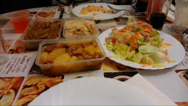 Mapphi's tweet photo. Cenita romántica cumpleañera con @roxyo92 @juanmajaen y #mami http://t.co/MReVK6MKU6