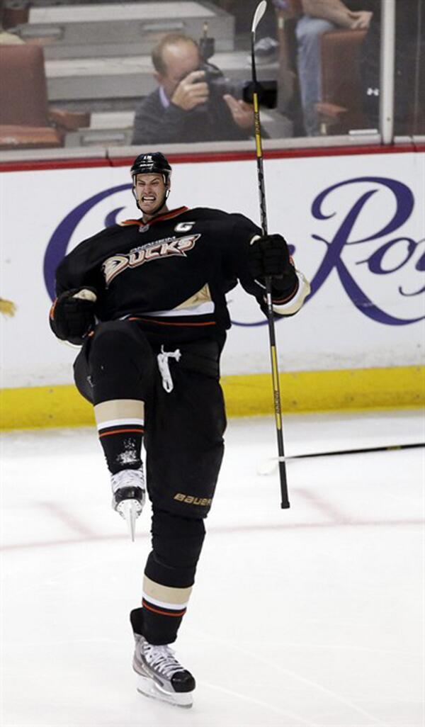 wizardofvause's tweet image. Ryan Getzlaf will captain the Ducks on a big stage today during the #StadiumSeries…small head too? #NHLminibuckets