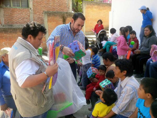 Eynar_DLC's tweet photo. En #Naucalpan seguimos ayudandole a los #ReyesMagos @DavidSanchezG @cgvillasana @rafaelranero http://t.co/vo1S8wSfAy