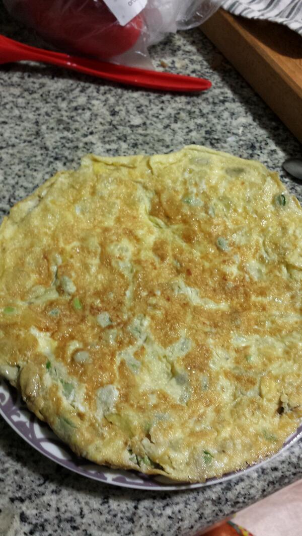 Eliji_pe's tweet photo. Pacote se ha aficionado a hacer tortilla de patatas. Aqui una muestra de su última especialidad http://t.co/qPP3UlljyH