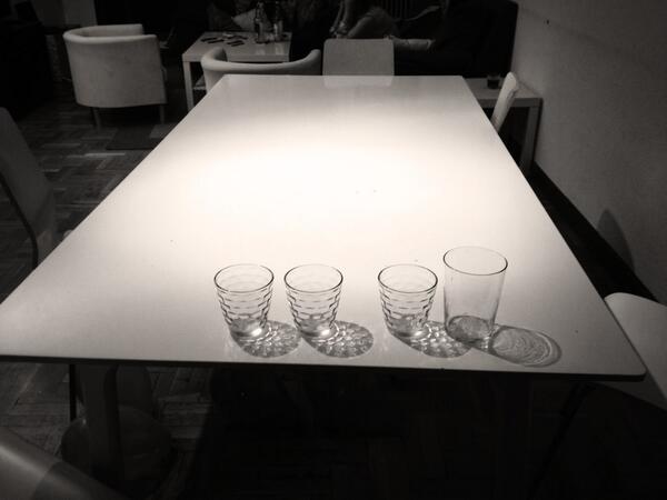 martainiesta94's tweet photo. "@pablocasas5 pon la mesa" -ya esta puesta!- 😕 @crisurbizu @HelenaGonzalo http://t.co/AgCQgofBIF