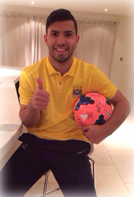 aguerosergiokun's tweet image. Gracias a mis compañeros por firmarme la pelota del hattrick! Thanks to my teammates for signing my hattrick ball!!