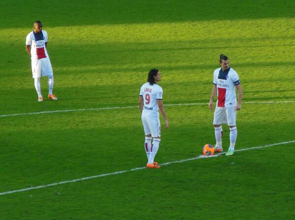 Rodighiero_'s tweet photo. Cavani-Ibra, duo de choc... mais ça n'a pas suffit... Ici c'est Guingamp ! #EAGPSG #GuingampCapitale http://t.co/WfqdF75Omw
