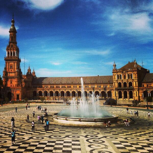 _Paisajes_'s tweet photo. La Plaza de España se recorta en un cielo de seda azul. 

#Sevilla #Sevillahoy http://t.co/gfQgPboS2Y