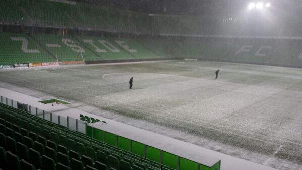 Sneeuwschuiven in Euroborg...