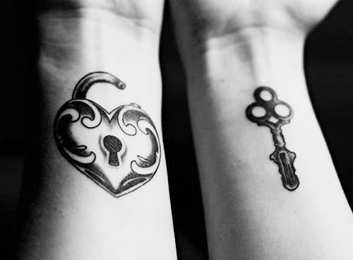 Moda Tatuajes on X: "Tatuajes de una pareja de un candado y una llave. http://t.co/4cArxHILhb" / X