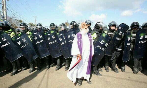 mettayoon's tweet image. 오늘도 강정을 지키시는 문정현 신부님, 정진석 추기경은 말해보시라, 이분이 거짓 예언자인가? 고단한 민중의 편에서 자기를 헌신하는 것이 예수께서 보이신 예언자의 삶 아니던가?