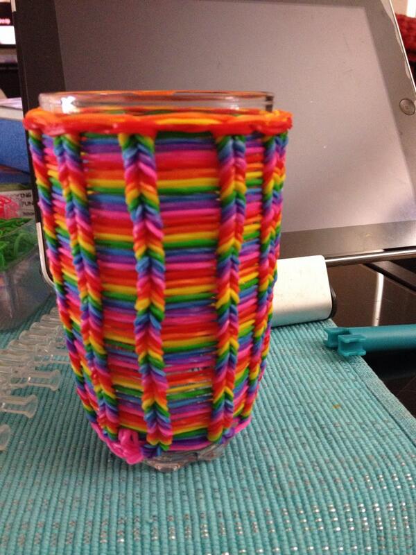 kay8e's tweet photo. @MadebyMommy your videos gave me the skills to make this, just in time for #AustraliaDay #stubbiecooler #RainbowLoom http://t.co/zmEOB4eRTr