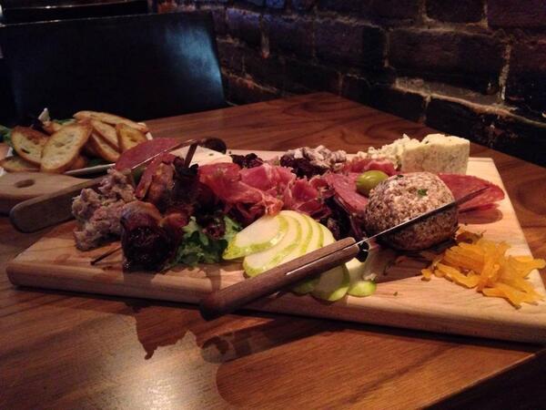 Chef Justin nous fait plaisir avec sa #PlanchetteParisienne au <a href="/Pub_QL/">Pub Quartier Latin</a>