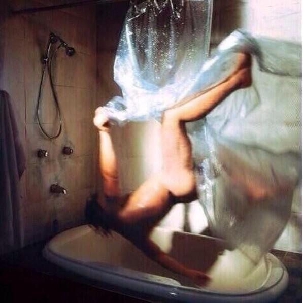 yaboygarfield's tweet photo. When I see a spider in the shower http://t.co/sN4jFcXnxr