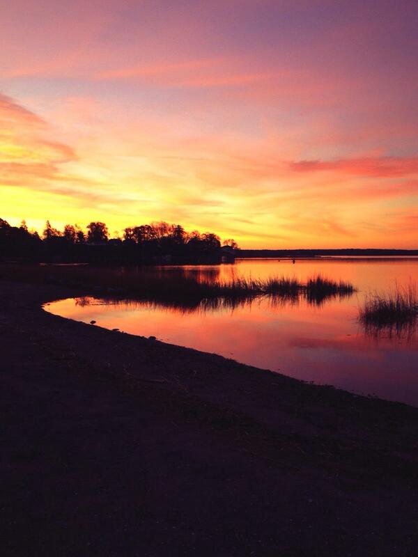 sunsetchasers_'s tweet photo. Sunrise in RI http://t.co/5kKpaphnsR