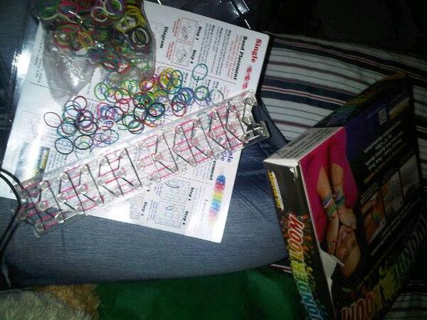 HeiidyLopez's tweet photo. #Haciendo Pulseras #Wonderloom http://t.co/x2loKZ30BC