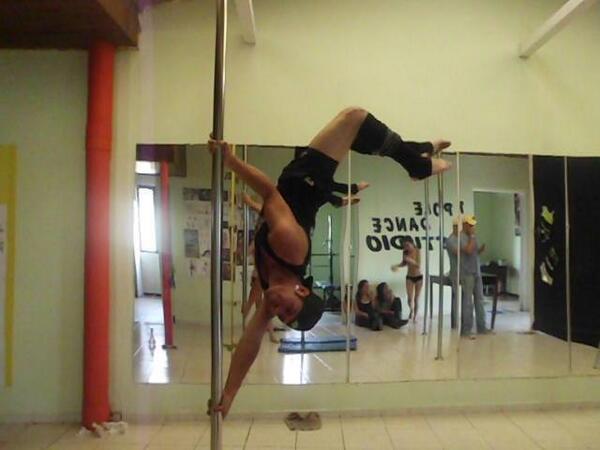PoleDanceManiza's tweet photo. Hombre interesados en pole dance. http://t.co/h4F7hf4u9W