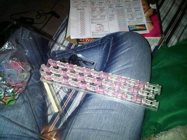HeiidyLopez's tweet photo. #Haciendo Pulseras #Wonderloom http://t.co/o096ACZUDw