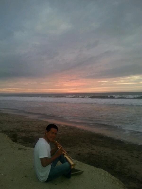 byronquimbita's tweet photo. Haciéndo un poco de  #musica en las #playas #ecuatorianas de #crucita #Ecuador http://t.co/b73LYqsB1e