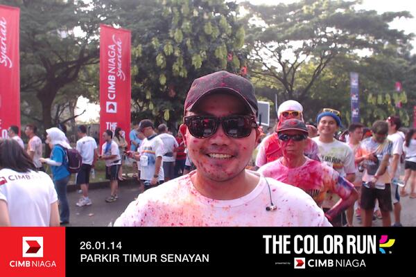 Deden_K's tweet photo. Baru selesai lari di #TheColorRunCIMBNiaga nih, bersama @CIMBIndonesia. Seru!! :) http://t.co/Nv64Dw1mH0