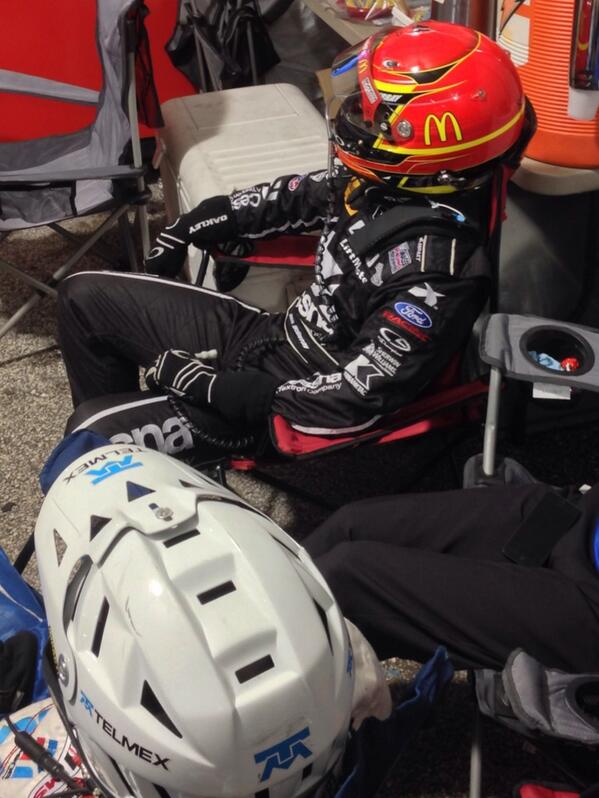 CGRTeams's tweet photo. #TeamCessna #Rolex24 @jamiemcmurray waiting for next swap in the 01 http://t.co/46udMYm2oD