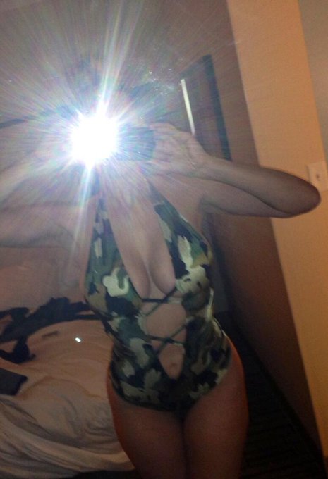 Trying to decide what to wear tonight to Hollywood Gentlemens club in Ct. @sophiedee and I hv 2 shows