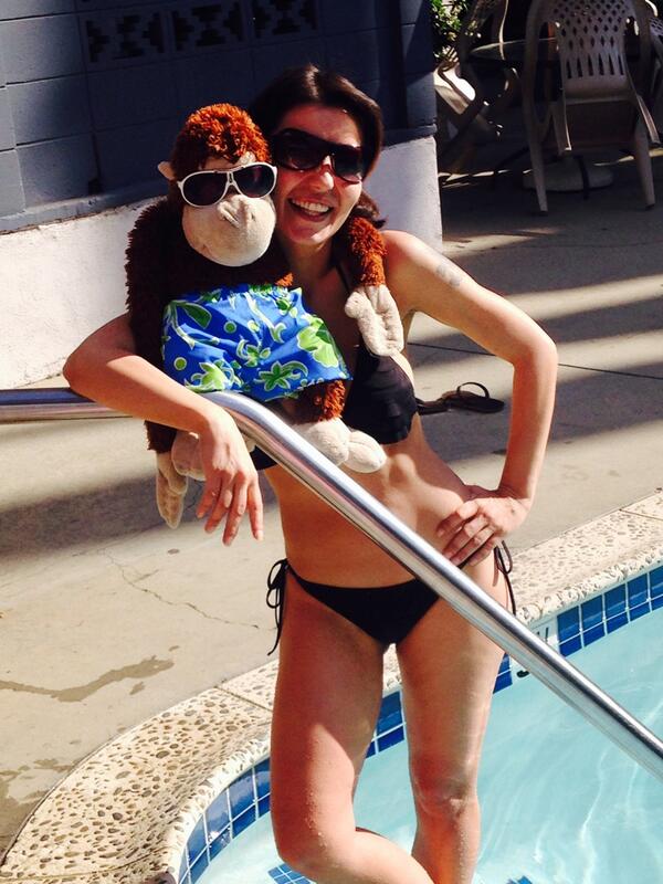 salvajemonroy's tweet photo. Con mi amiguita la Famosa actriz @MCpajares en la piscina de mi mami @soniamonroy :-) Ya casi la tengo en el bote🐵💞 http://t.co/RXzn3fB6CT