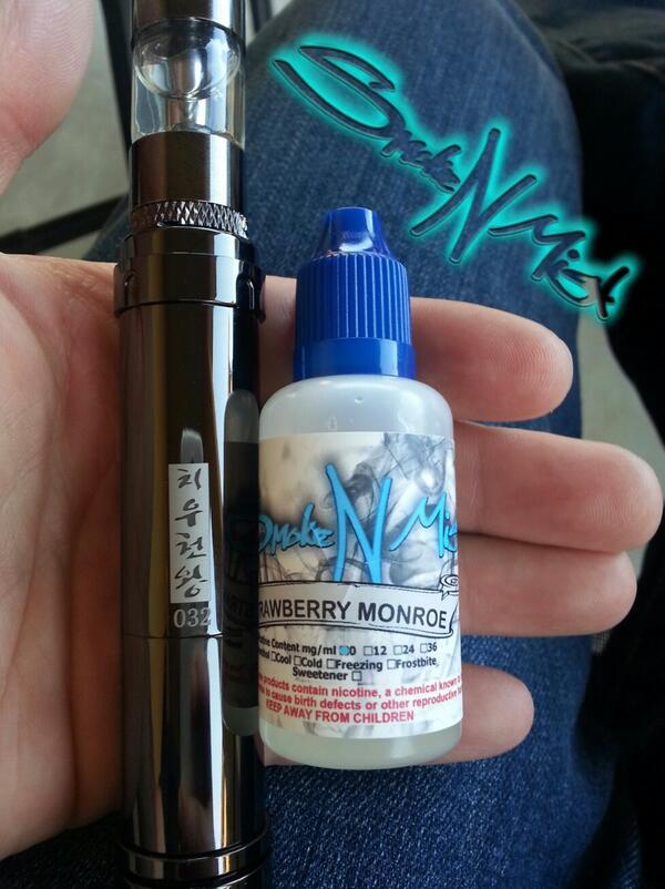 Smokenmist's tweet image. Rocking the #BlackChrome #ChiU clone with matching #ProTank2 and some #StrawberryMonroe tonight #KCVO #vapelife #vape