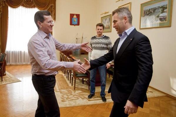 kondrashov_rus's tweet photo. Губернатор Александр Жилкин @ajilkin встретился с Павлом Астаховым @RFdeti @AstakhovRussia #ОгоньВАстрахани http://t.co/rIg3O3dSeb